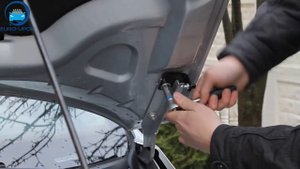 Установка амортизаторов капота на Volkswagen Jetta 6 / Фольксваген Джетта 6