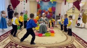 Танец с тазами и мочалками "Буля"
старшая группа
