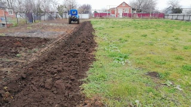 Пахота трактором т 40.  Лучший трактор для вспашки огорода.