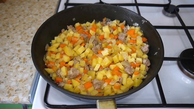 Быстрая запеканка с овощами и фаршем на сковороде