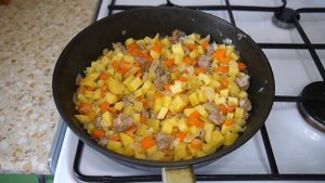 Быстрая запеканка с овощами и фаршем на сковороде