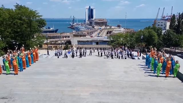 На Потемкинской лестнице дети устроили флешмоб смотреть онлайн