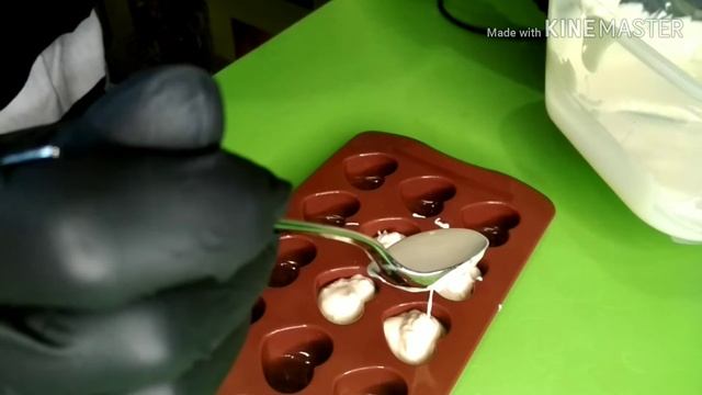 Как сделать шоколадные сердечки.