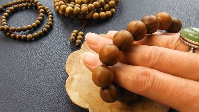 Большой браслет из крупных бусин зеленого Сандала (лат. Guaiacum Officinale) 15 мм.