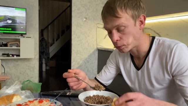 VLOG: Проснулись в 7:45 ☀️ Поднялась температура / Готовлю обед / Вкусная тушенка / Купили фонарик смотреть онлайн