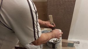 Нанесение акриловой гидроизоляции на гипсовую штукатурку