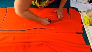 Как сшить платье без выкройки на любую фигуру. Раскрой сразу на ткани.mp4