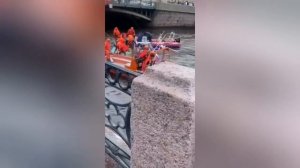Автобус в Санкт-Петербурге упал с моста в воду, есть погибшие!