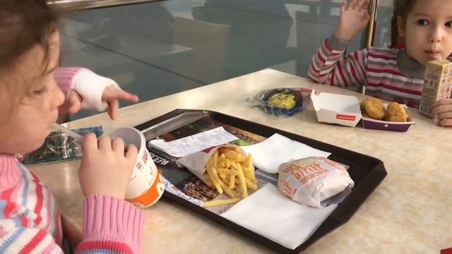 Близнецы в торговом центре. Фонтан, поезд и хорошее настроение смотреть онлайн