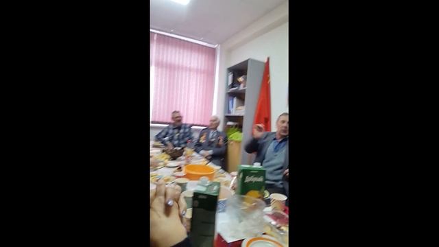 Руская душа в неформальной обстановке И где эта знаменитая тарелка с салатом затерялась? #Shorts смотреть онлайн