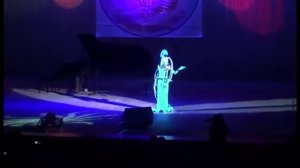 девочка поет песню из Пятого элемента, просто нереальный голос