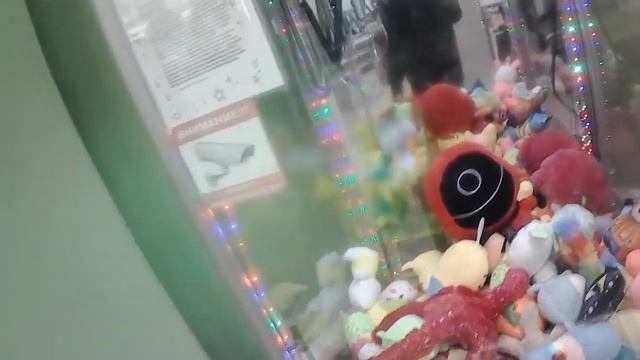 Выиграл утку-строителя и ее друзей в бешеном автомате-хватайке! А хаги-ваги отцепился!!! смотреть онлайн