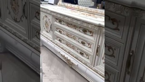 Комод с зеркалом в гостиную