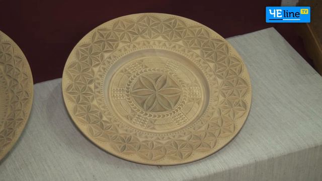 Патриарх черниговской резьбы показал уникальные творения с символами Солнца
