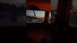 Река бурная. Проход порогов на катере.