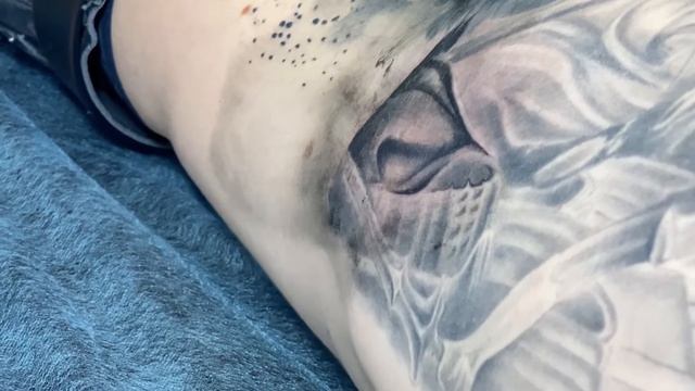 Процесс татуировки ЧБ смотреть онлайн