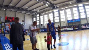 НИКОЛЬ ВРУЧИЛИ КУБОК И МЕДАЛЬ. ЗА ЧТО???