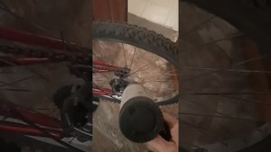 Ремонт велосипеда прокручивают педали