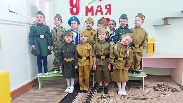 Видеооткрытка с Днём Победы от младшей группы "Василек". смотреть онлайн