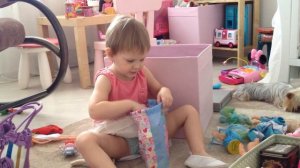 Тая делает уборку. Разбираем игрушки с детьми
