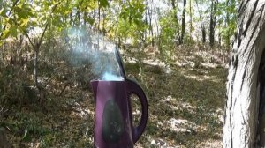 мощная петарда шарик разнесла электрический чайник в щепки