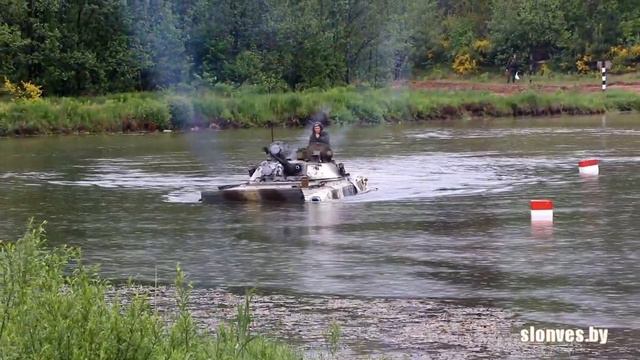 мотострелки форсируют водную преграду