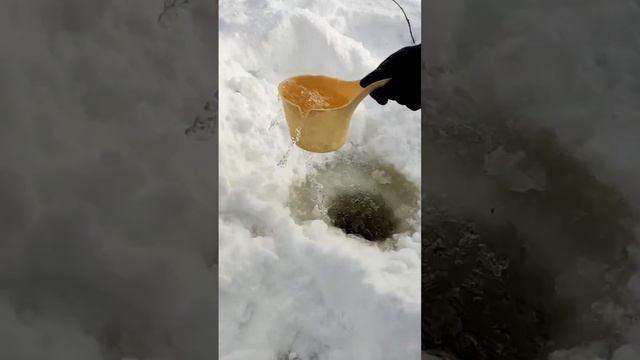 Набираем воду на озере зимой в деревне без электричества, ручная тяга😀😀😀