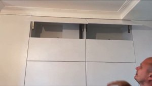 Кухня светлая. Г Образная компоновка.