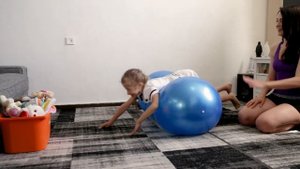 8 полезных игр с фитболом для ребенка