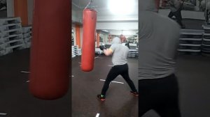 Бокс (по груше )