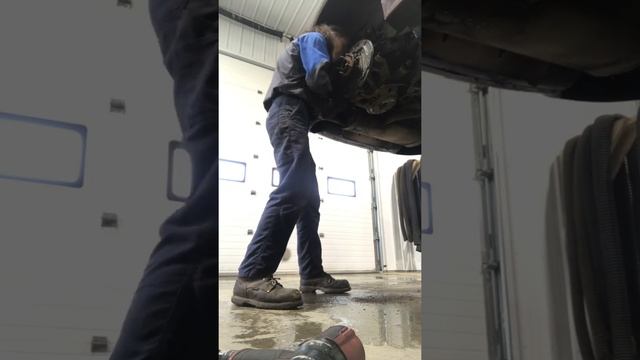 Replacing a rear wheel bearing on a Ford Fusion смотреть онлайн