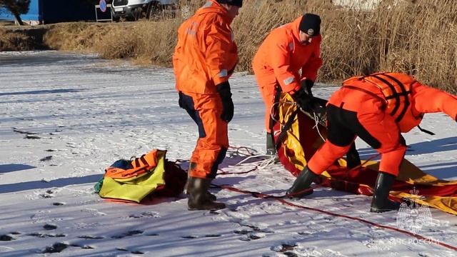 Спасатели отрабатывают практические элементы спасения людей на водных объектах зимой