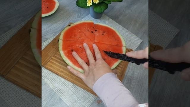 Как красиво и просто подать арбуз на стол?#сервировкастола  #арбуз,#фруктоваянарезка