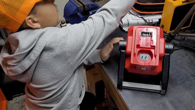 Harbor Freight Bauer 20V 2000 Lumen LED Light Unboxing/Review! смотреть онлайн