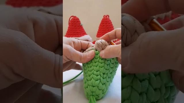 Гном крючком из трикотажной пряжи.