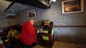 Мастер Стас Барецкий починил музыкальный автомат и душевно спел