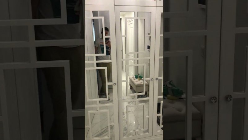 Шкафы в коридоре в стиле неоклассика
