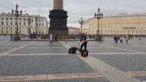 Николай Музалёв играет на гитаре в центре Питера