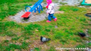 Девочки играют на детской площадке VLOG Играют в песке Ищут игрушки в песке