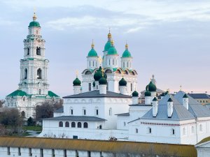 Утро в городе Астрахань. Кремль. Никольский храм и Троицкий собор.