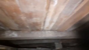 Залез в подпол в частном доме. Показываю состояние фундамента и балок через 50 лет после постройки.
