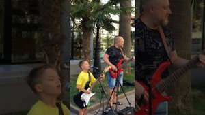 мальчик поёт песни Цоя 👍 🌞