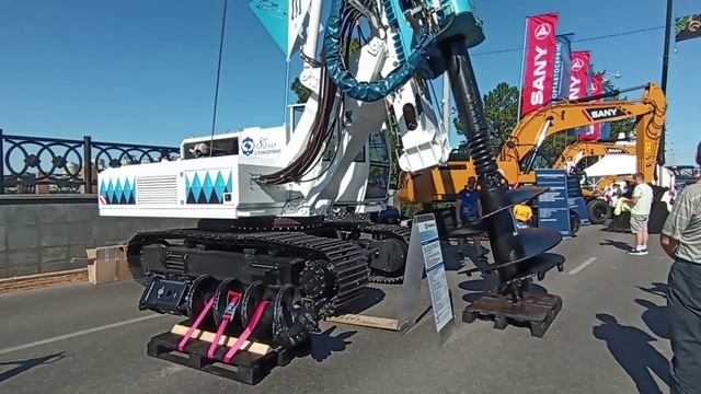 Екатеринбург. Выставка строительной техники в день строителя