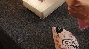 Из остатков тканей вырезаю круги и шью прихватки без окантовки, без косой бейки.