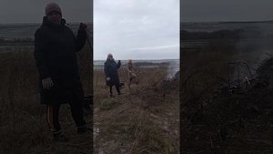 Глава Елец-Маланинского сельского поселения Липецкой области сжигает мусор с кладбища на берегу Дон