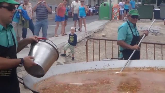 Гигантская паэлья в Испании.