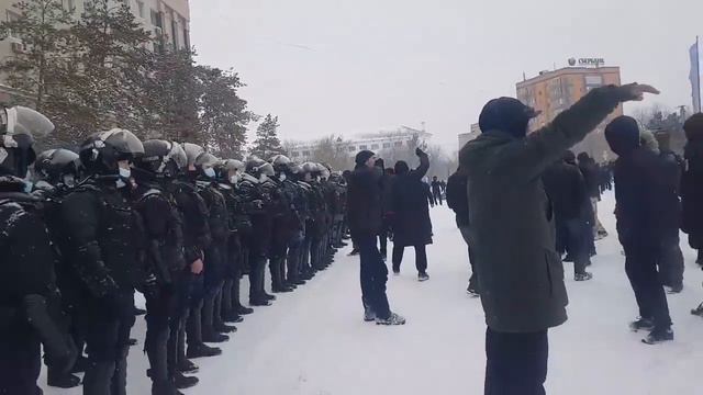 Казахстан. В Актобе ОМОН объявил, что он на стороне народа смотреть онлайн