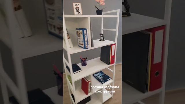 Дополнительное место для хранения - открытый стеллаж на БЕЛЫХ МЕТАЛЛИЧЕСКИХ СТОЙКАХ?