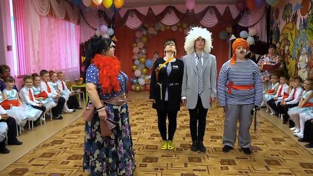 Музыкальная сценка: "Атаманша и разбойники на выпускном празднике" смотреть онлайн