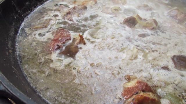 Каурма шурпа в казане на костре. Мужская кухня.